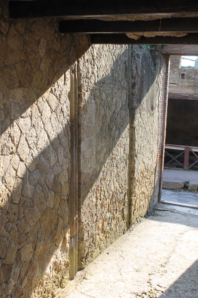 V.35 Herculaneum. March 2014. Looking towards south end of east wall of entrance corridor 13.
Foto Annette Haug, ERC Grant 681269 DÉCOR